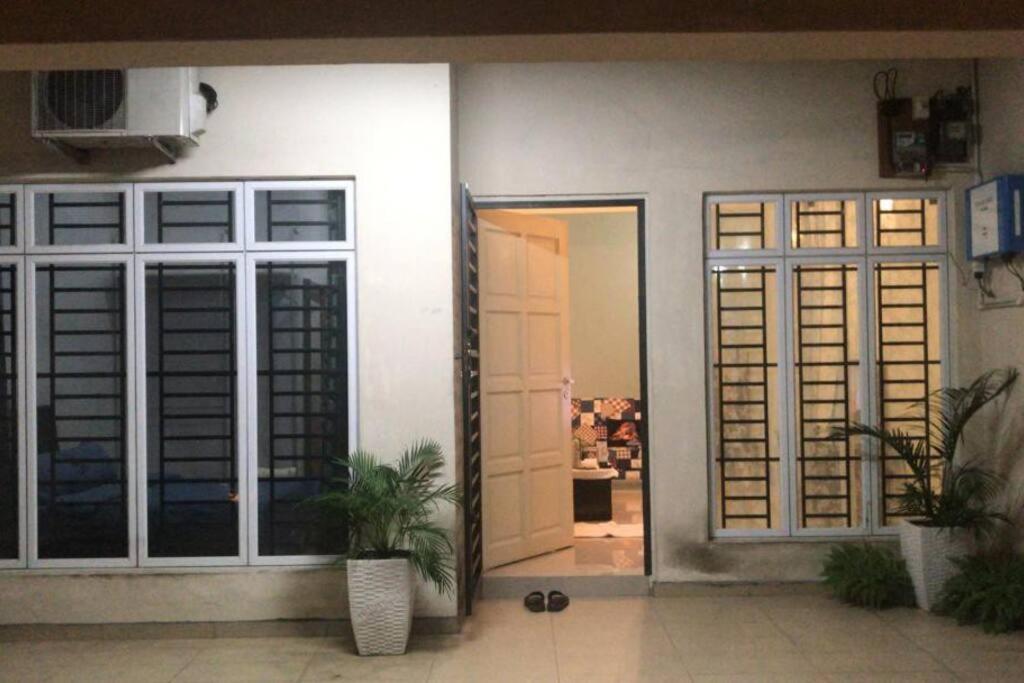 Terrace House Near Stulang Laut Ciq Midvalley Ksl For 7Pax Johor Bahru Exterior foto